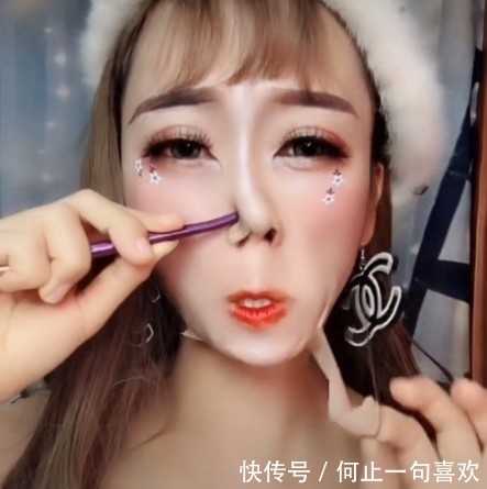 卸妆|女子化妆技术超级厉害,卸妆后的女神,网友瞧见也是醉了