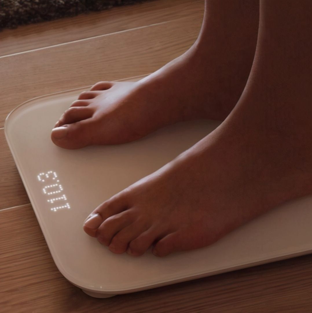 牛肉|入睡前分别吃了半斤牛肉和半斤素食的两个人,哪个人早上体重轻?