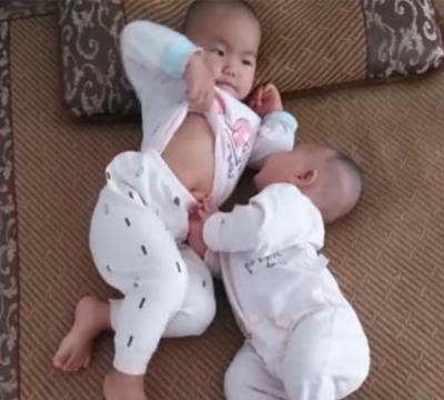 哥哥|看到弟弟饿了,哥哥竟模仿妈妈,看了笑得直不起腰来