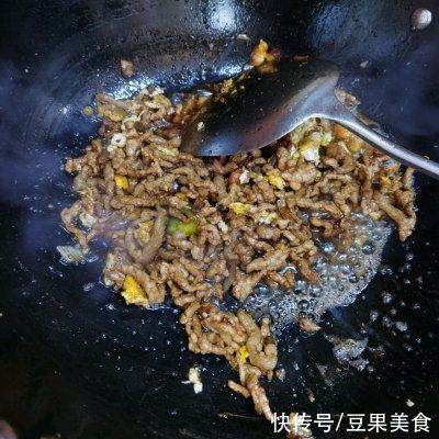 青菜肉丝|舌尖上的中国，青菜肉丝炒方便面能占一席之地