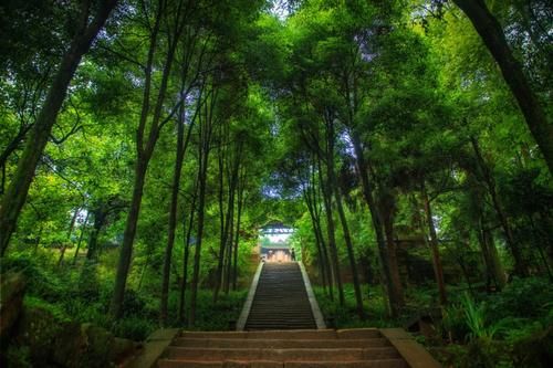 河南有座低调的山，蕴藏无数神话传说，夏季雨后景色更加迷人！