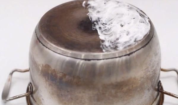 不锈钢锅底满是黑垢,钢丝球都擦不掉,教你一招,锅底光亮如新!
