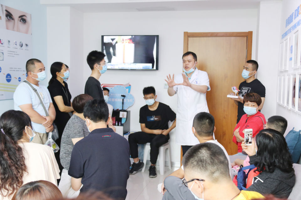 聊城|聊城：高考后准大学生扎堆摘镜，近视矫正手术迎来高峰