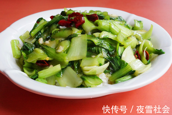 脆嫩|青菜不能直接下锅炒,牢记2个窍门,炒出来的青菜翠绿不出水