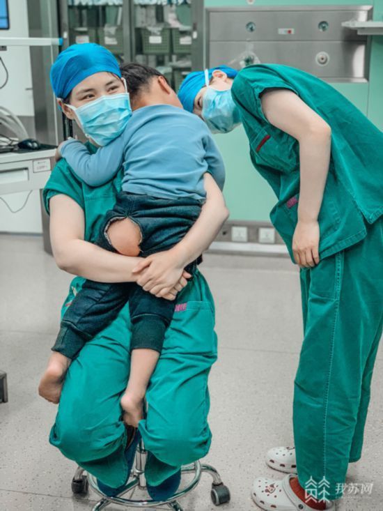 小家伙|徐州小患者害怕进手术室哭闹 护士小姐姐抱着陪伴