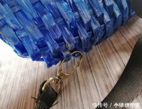 书包|同样背着“麻袋书包”上学,一个被羡慕一个自卑,不怕穷怕“懒”