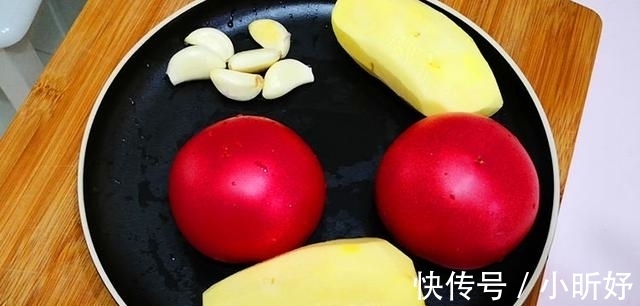 番茄|土豆新吃法，加西红柿一起炒，色泽红润，入口绵软吃不厌