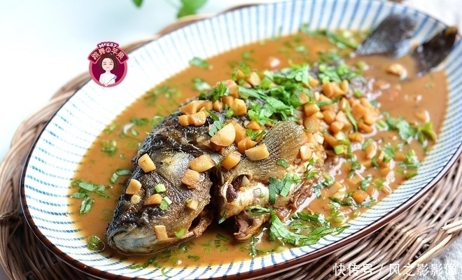 鱼刺|鱼刺卡在喉咙里,别再尝试土方法了!教你1招,鱼刺自己跑出来!