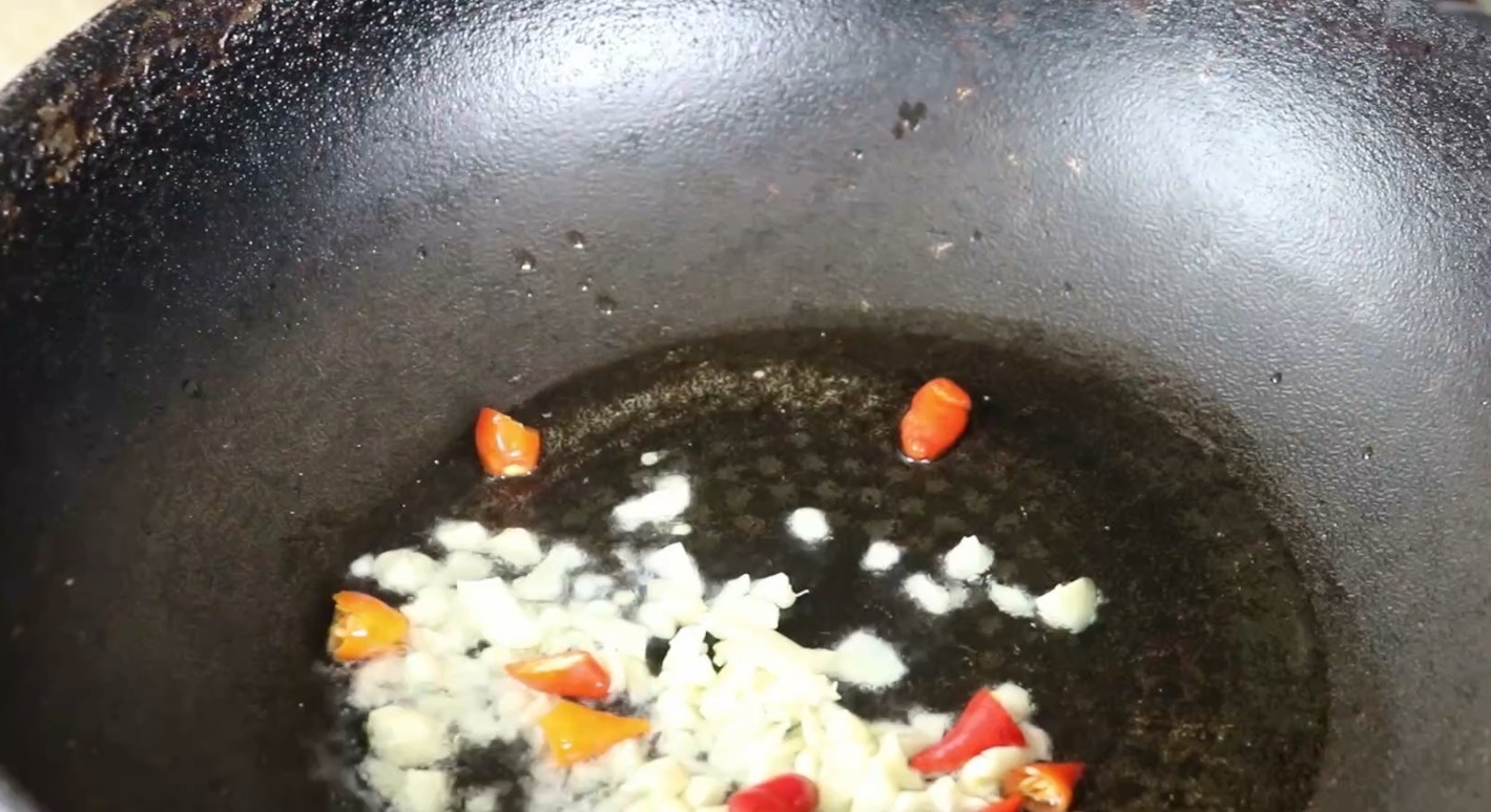 白菜怎么炒好吃,简单家常的做法,我家一周吃6次,上桌就光盘