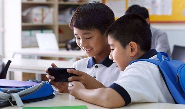 你是谁|孩子有没有出息,从父母的言行里就能看出,你家是哪类家庭?