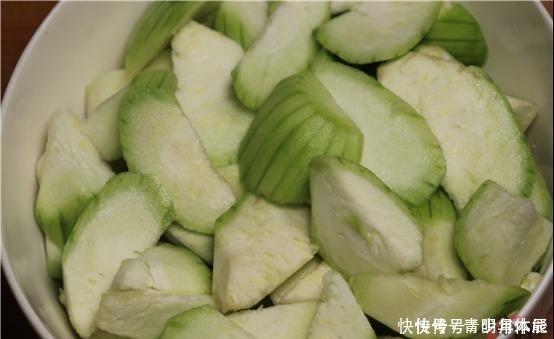 炒丝瓜有人焯水,有人直接炒,难怪不好吃,饭店大厨教你正确做法