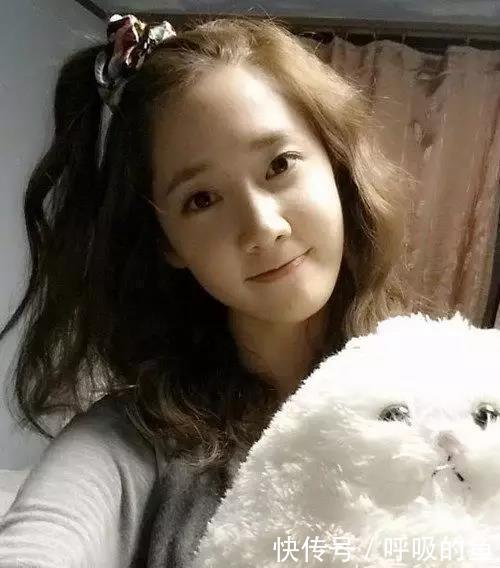 丸子头已经不实行了，今年流行苹果头，减龄显脸小