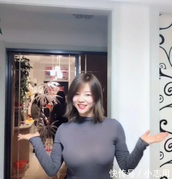 普通T恤,微胖美女穿出紧绷感,冬季依然很美!