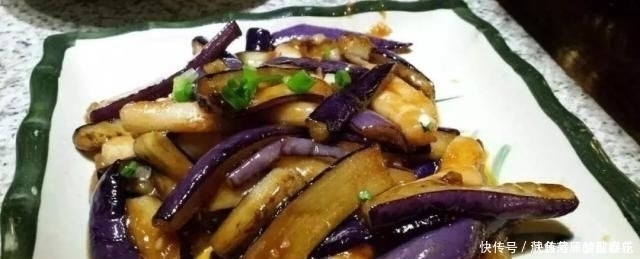 炒茄子先放油，那你就错了，星级厨师教你一招，茄子不吸油不发黑