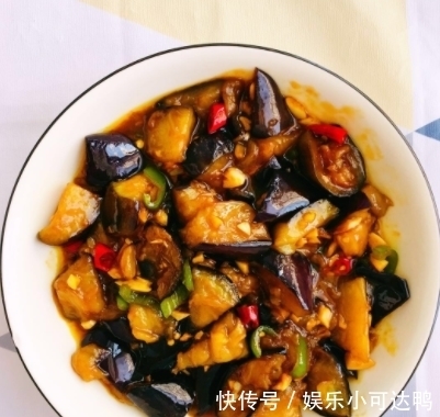 烧茄子|烧茄子时，最忌直接放油开始炒！大厨教你一招，茄子不发黑不吸油