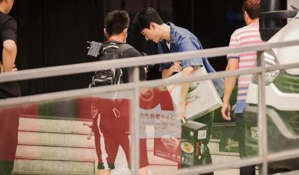 中餐厅5|《中餐厅5》定档，丁真姚安娜周也加盟，赵丽颖张碧晨一同飞行