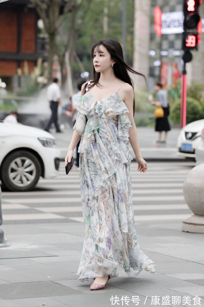 小西装|街拍:气质型的小姐姐,蓝色小西装搭配包臀裙,轻轻一笑太迷人