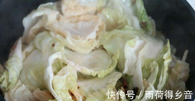 好吃|家常炒包菜,酸辣下饭,3块钱做了一大盘,老人孩子都说好吃!