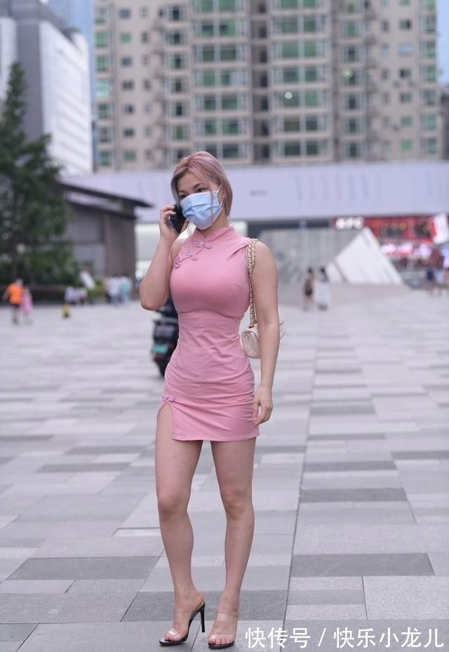 小姐姐 想要穿出曲线感, 就选择修身连衣裙,既有品味又时尚