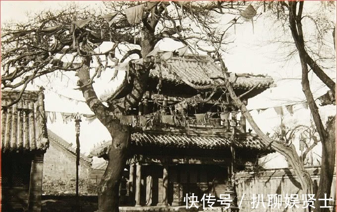 站岗|伪满时期的奉天,盛京老街还有牌楼,市政公署门口有俩伪军站岗