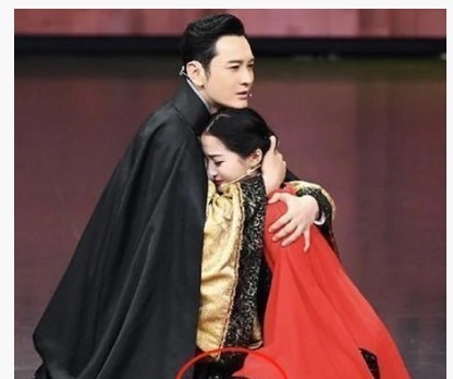 黃曉明將關(guān)曉彤摟入懷中，誰(shuí)注意到她的手放哪素質(zhì)是裝不出來(lái)的