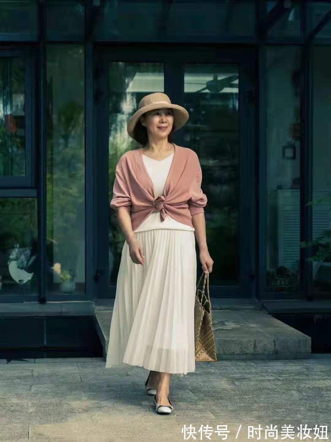 西部牛仔|60岁的女人,上衣+半身裙怎么搭才时髦?教你4组百搭公式,美又嫩