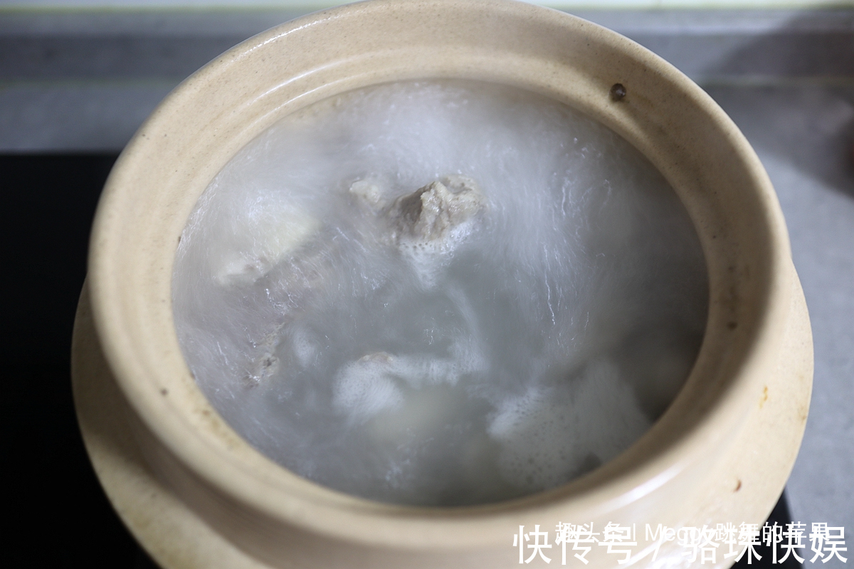 夏天|夏天多喝这汤，味浓肉烂不费事，3种材料扔进锅，乳白鲜汤喝2碗