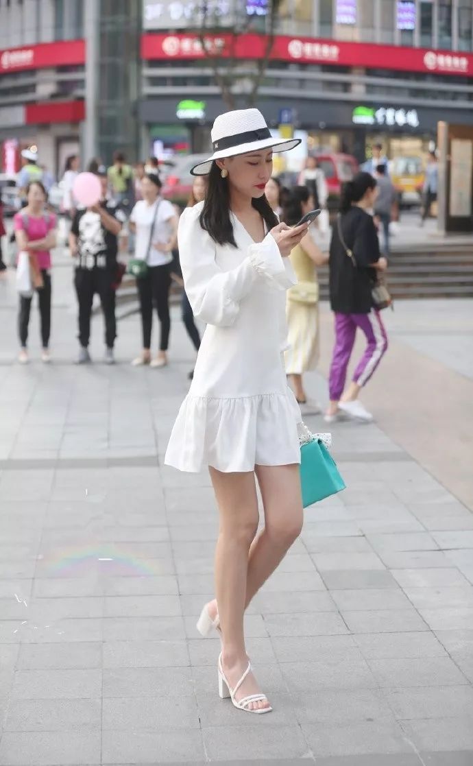 搭配 小姐姐简约身搭配，给人一种很清爽的感觉，纤细美腿让人羡慕