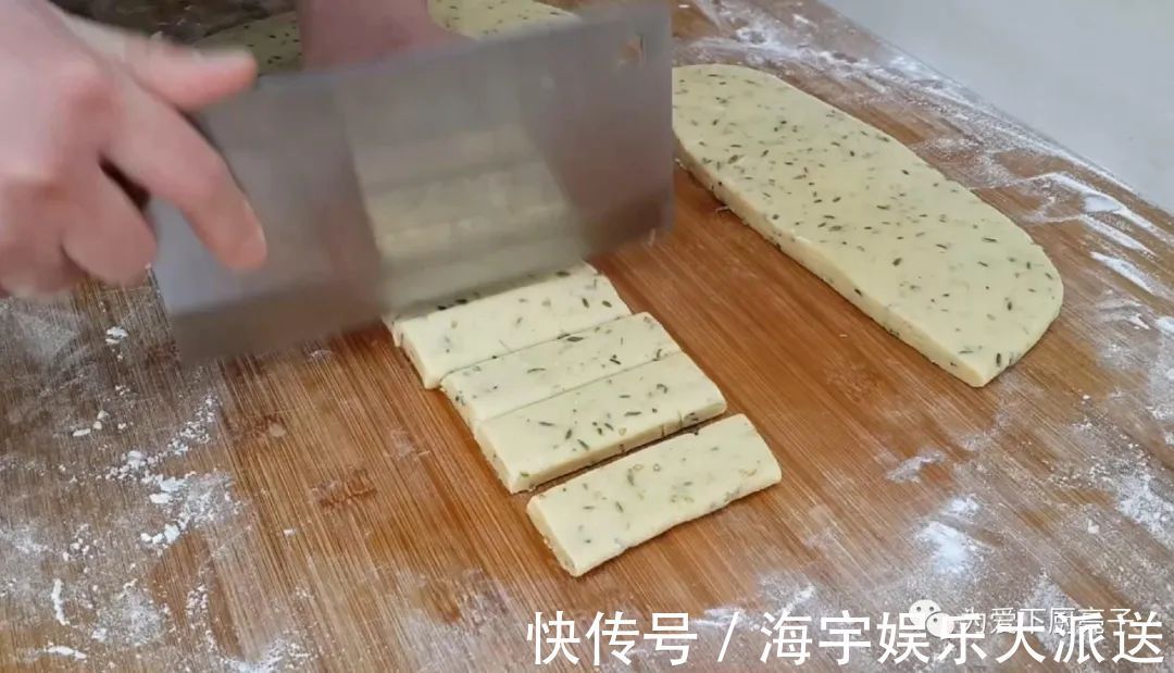 零食|孩子想吃零食不用买,擀一擀切一切,出锅比麻花都好吃,太香了