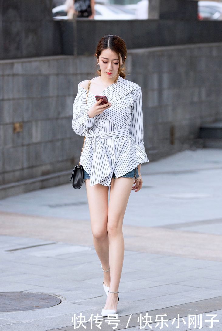 风韵|小姐姐爱穿清凉短裤,秀出白皙笔直迷人长腿,尽显女人柔美风韵