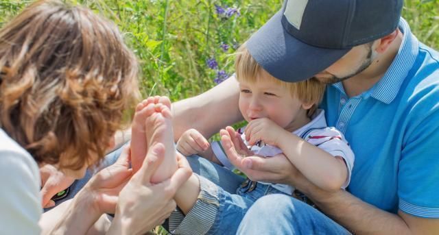 爸爸|卑微宝爸伺候“贵妃女儿”吃草莓,小心翼翼的样子,让人哈哈大笑