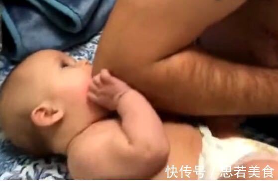 宝宝们|宝宝睡醒发现爸爸胳膊挡着自己,随后宝宝的动作,实在太可爱了