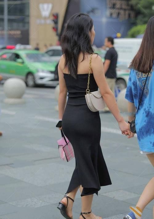 平跟 大方优雅的小黑裙,独特剪裁,加宽松裙摆更显高级质