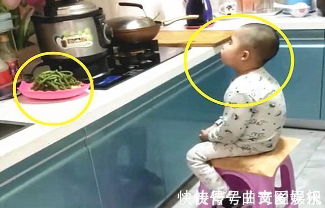 妈妈|大早上到处找不到儿子,不料在厨房看到这画面,妈妈都愣住了