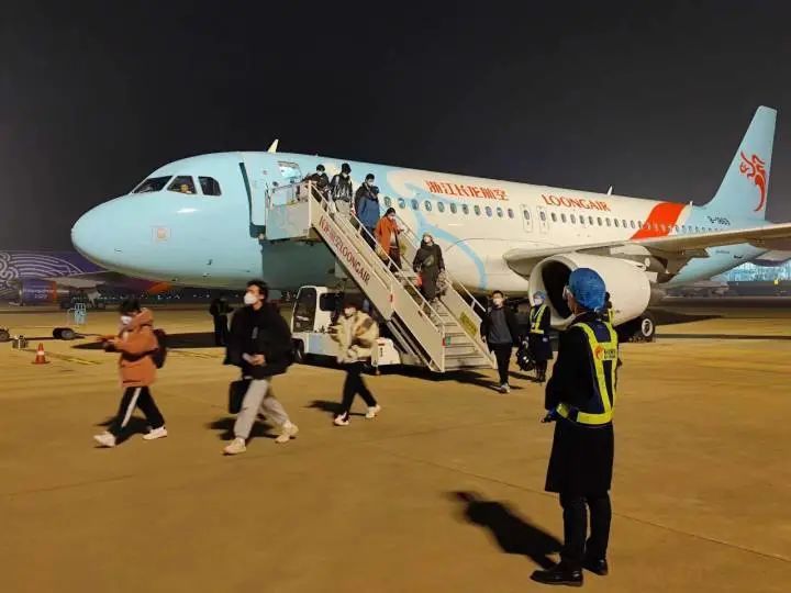 包机|杭州，我们回来了！首班西安学子返乡包机抵达杭州机场