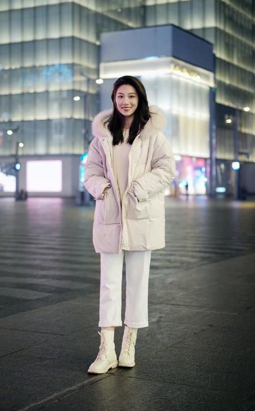 长大衣要让位了，今年“短外套+小白裤”正流行，时髦洋气不撞衫