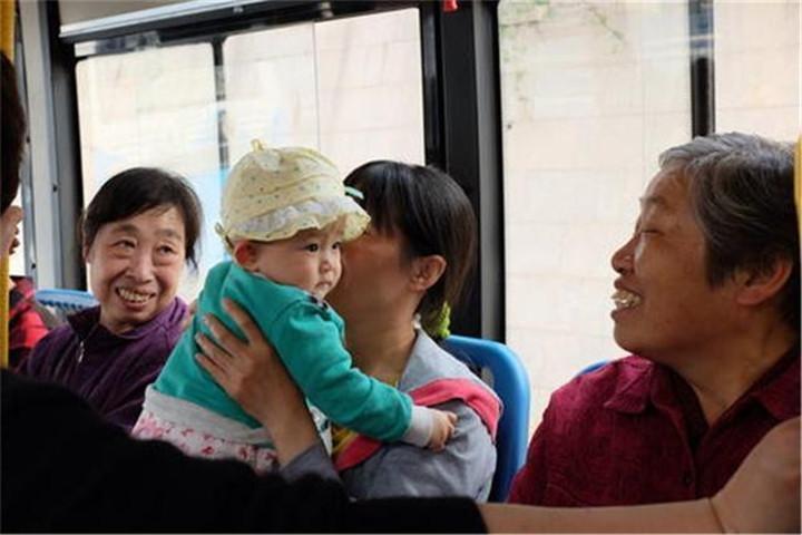 家长|“你妈妈走了,不要你了”,中国式逗娃,取悦了家长却害了孩子