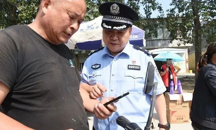 平安|节日我在岗丨节日里，这帮“地摊”民警把平安送到群众“家门口”