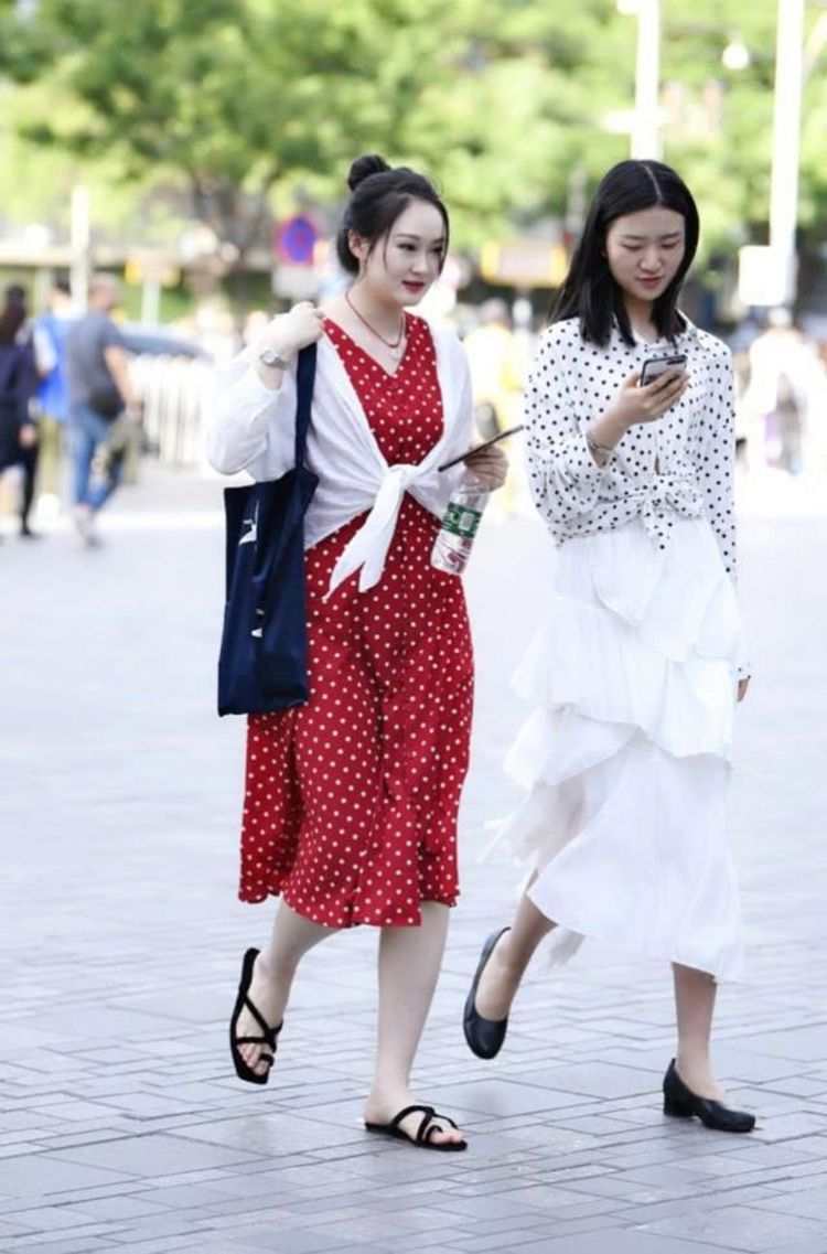 街拍|街拍：知性美丽大方的小姑娘，可以用仙姿玉貌来形容