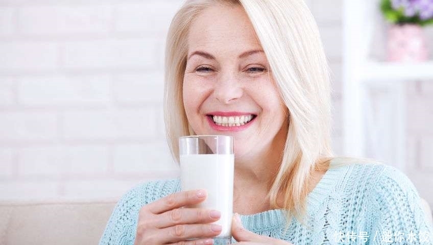 中老年弯腰驼背,或许是骨质疏松,学会这3点,教你如何调理