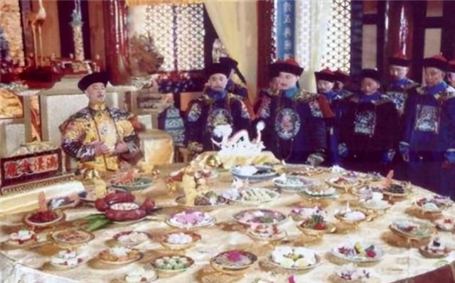 康熙|康熙为省钱午餐只吃窝窝头，7天后太监拿来账单，康熙看后沉默了