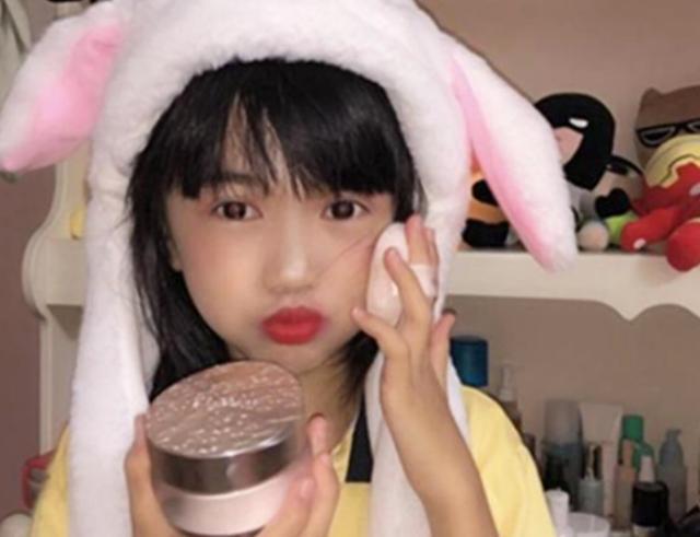 网红梦|小学生化妆火了,模仿妈妈上眼影,看到“成品”后被惊艳到