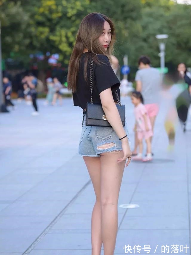 黑色链 美女黑色链条露腰短袖搭超短裤,整体来说还是非常好看