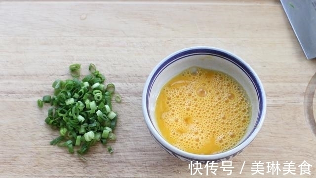 吃饺子不用水煮,加鸡蛋煎一煎,营养翻倍味道好,孩子天天点名要