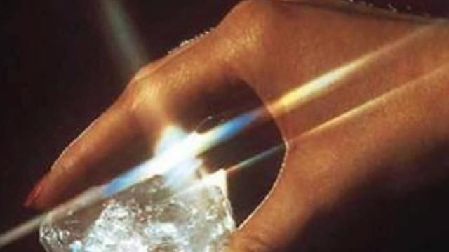 钻石|曾在21岁时挖到价值10亿的钻石,无私上交国家的女孩,现在咋样