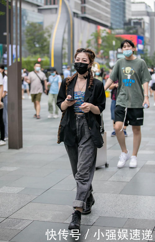 宽松|牛仔裤搭配不简单,鞋子搭配很关键,选对才能拥有时尚气质