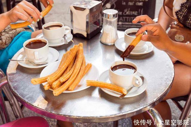吃法|中国油条在国外火了,被美国人称为“高档菜”,吃法相当与众不同