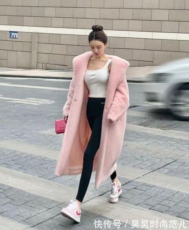 时髦 普通的打底裤已经不流行了,今年冬天用鲨鱼裤打底,时髦又显身材