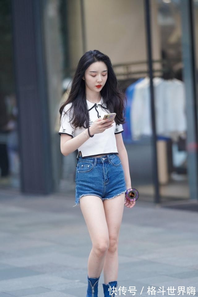 条纹|鲜艳色调的牛仔裤穿搭，造型简约利落又显瘦，更加漂亮