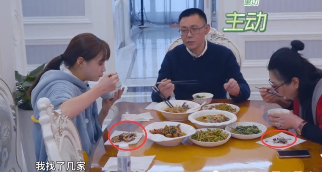 沈梦辰全家吃鱼,有谁留意她骨头吐在哪里了网友怒赞